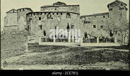 . España, sus monumentos y artes, su naturaleza e historia . que baja al río. Al frente está el castillo, al cual precedeun pequeño jardín con su verja, por medio del cual pasa for-mando calle con postes á uno y otro lado la calzada que con-duce á la placeta donde está la entrada principal. Hállase ésta,con puerta de arco apuntado de dovelas de descomunal tamaño(obra de fines del siglo xv), en un viejo muro liso y macizo, queostenta sobre ella á grande altura un voladizo sostenido enrobustos matacanes, defensa de esta entrada en los pasados (i) El Excmo. SR. conde de íiuaqui. 63 Tomo ii 49s NA Stockfoto