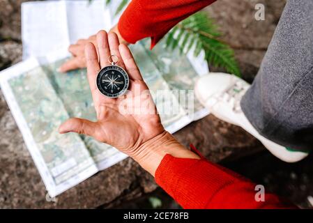 Bärtiger Vater unterrichtete Sohn mit Hammer, der am Wochenende auf der Promenade mit Holz arbeitete Stockfoto