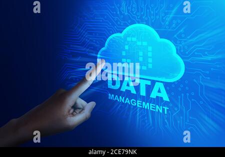 3d männliche Hand berühren virtuellen Bildschirm mit Datenmanagement-Speicher Wolkenhologramm Stockfoto