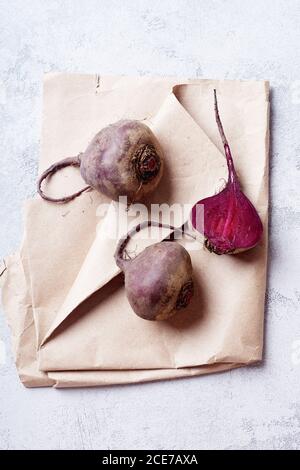 Frische ganze und geschnittene Rote Bete von oben betrachtet Stockfoto