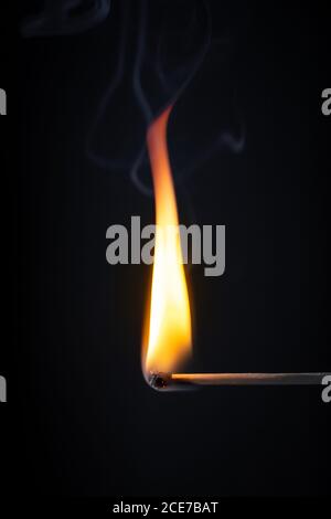 Match Flamme dunklen Hintergrund Stockfoto