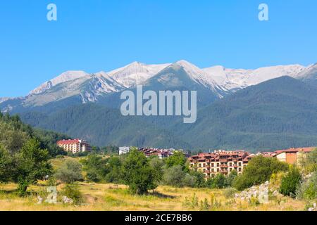 Sommer-Panorama in bulgarisch all season Resort Bansko, Bulgarien Stockfoto