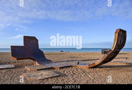 Brighton UK 31. August 2020 - Brighton Strand an einem schönen sonnigen Morgen, um den August Feiertag Montag beginnen . Die Prognose ist für sie viel kühler als normal in einigen Teilen von Großbritannien heute : Credit Simon Dack / Alamy Live News Stockfoto