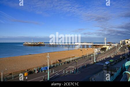 Brighton UK 31. August 2020 - Brighton Palace Pier an einem schönen sonnigen Morgen, um den August Feiertag Montag beginnen . Die Prognose ist für sie viel kühler als normal in einigen Teilen von Großbritannien heute : Credit Simon Dack / Alamy Live News Stockfoto