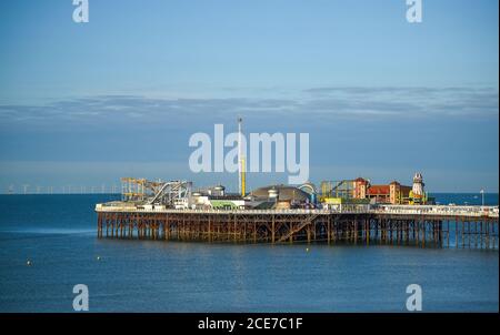 Brighton UK 31. August 2020 - Brighton Palace Pier an einem schönen sonnigen Morgen, um den August Feiertag Montag beginnen . Die Prognose ist für sie viel kühler als normal in einigen Teilen von Großbritannien heute : Credit Simon Dack / Alamy Live News Stockfoto