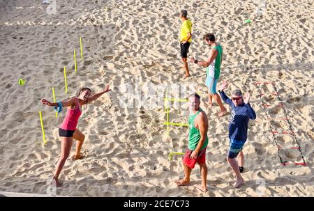 Brighton UK 31. August 2020 - EINE Keep-Fit-Klasse Warm dich an einem schönen sonnigen Morgen an der Küste von Brighton auf den Montag der August-Feiertage. Die Prognose ist für sie viel kühler als normal in einigen Teilen von Großbritannien heute : Credit Simon Dack / Alamy Live News Stockfoto