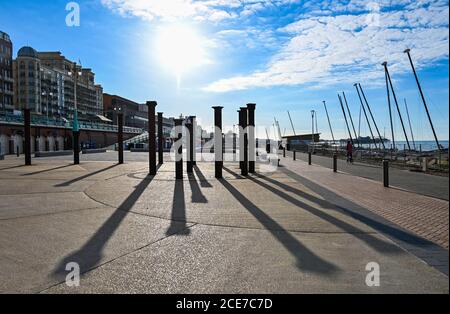 Brighton UK 31. August 2020 - die goldenen Spiralsäulen an der Küste von Brighton an einem schönen sonnigen Morgen, um den August-Feiertag Montag zu beginnen. Die Prognose ist für sie viel kühler als normal in einigen Teilen von Großbritannien heute : Credit Simon Dack / Alamy Live News Stockfoto