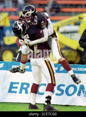 Rheinstadion Düsseldorf Deutschland 15.4.2000, American Football: NFL Europe League, Düsseldorf Rhein Fire vs Barcelona Dragons 28:17 - Kevin DRAKE springt zum Feiern auf Ryan NEUFELD (beide Rhein Fire) Stockfoto