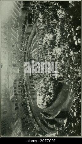 . Pélerins de Rome et du XXVIe Congrés Eucharistique International (24-29 Mai 1922). Le 'Congrès du Pape'. Cérémonies grandioses et paroles de paix - Pie XI et les Canadiens. - Retour par Assise et autres villes et sanctuaires. - Souvenirs und Eindrücke; . aubriand qui entendait des murmures et des chants,et apercevait la lumière tremblotante dune lampe dans une caverne laté-rale. Nous arrivâmes ainsi à une chambre assez grande, toute en terre,remplie présentement de cinquante ou soixante personnes Assistant à lamesse dite par un prêtre et répondant au chapelet quun autre récitait enallemand. Stockfoto