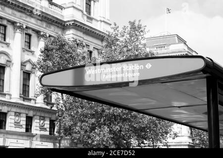 WESTMINSTER, LONDON/ENGLAND - 29. August 2020: Bushaltestelle Westminster Station Stockfoto