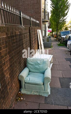 Brighton UK 31. August 2020 - Möbel und Türen auf einer Straße in Brighton neben dem rat kommunalen Mülltonnen als Fliegenkippen ist mehr ein Problem während der Coronavirus Pandemie Sperrung in Großbritannien geworden: Kredit Simon Dack / Alamy Live News Stockfoto