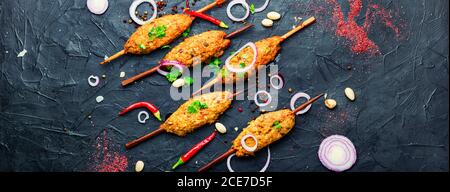 Saftiger lula Kebab aus Fleisch.Hackfleisch auf dem Grill Stockfoto