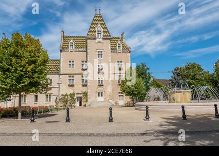 MEURSAULT, BURGUND, FRANKREICH - 9. JULI 2020: Das Rathaus in Meursault Stockfoto