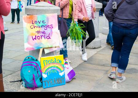 WESTMINSTER, LONDON/ENGLAND- 29. August 2020: Demonstranten bei einer Anti-Lockdown-Kundgebung „Unite for Freedom“ gegen die Einschränkungen des Coronavirus Stockfoto