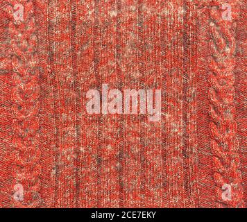 Hintergrund mit Nahaufnahme Wollstruktur. Strickwolle in roter Farbe. Hintergrund mit haarig flauschigen Textilien. In gestrickter Wollqualität in Textur Stockfoto