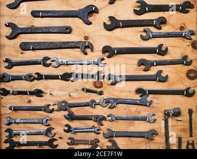 Satz von verschiedenen Schraubenschlüssel auf braunem Brett im Studio Stockfoto