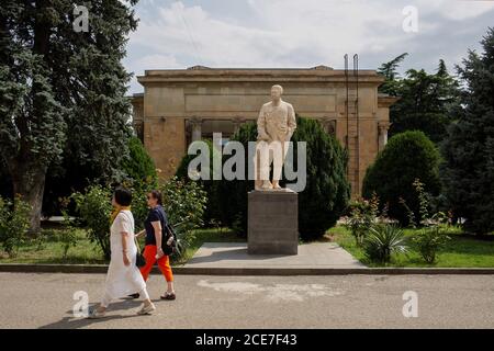 Gori, Georgien. Juli 2019. Passanten passieren vor dem Stalin-Museum ein Denkmal für Josef Stalin. (Um dpa 'Erinnerung zu entfachen: Wo Diktatoren zu Hause waren') Quelle: George Gogua/dpa/Alamy Live News Stockfoto