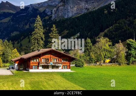 Haus in Kandersteg, Berge, Schweiz Stockfoto