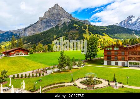 Haus in Kandersteg, Berge, Schweiz Stockfoto