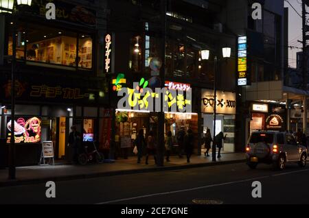 Nächtlichen Verkehr auf der Hauptstraße von Shijo Dori in Kyoto, Japan. Stockfoto