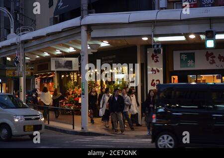 Nächtlichen Verkehr auf der Hauptstraße von Shijo Dori in Kyoto, Japan. Stockfoto