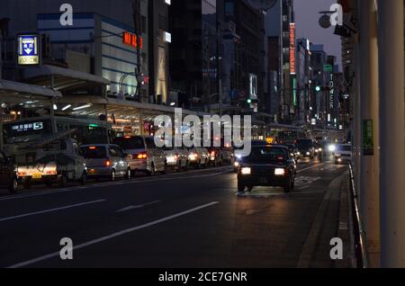 Nächtlichen Verkehr auf der Hauptstraße von Shijo Dori in Kyoto, Japan. Stockfoto