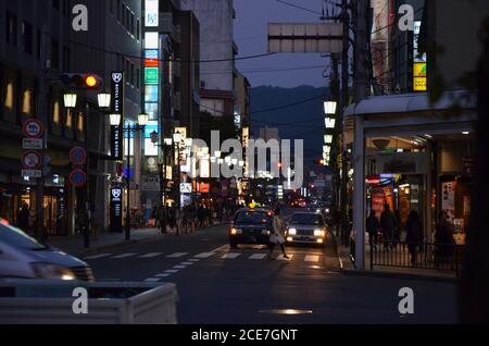 Nächtlichen Verkehr auf der Hauptstraße von Shijo Dori in Kyoto, Japan. Stockfoto