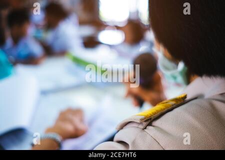 Asiatische Regierung Lehrer Uniform ist Unterricht im Klassenzimmer Stockfoto