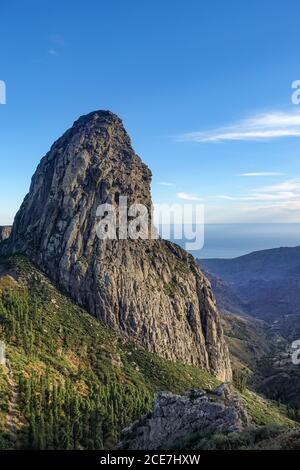 Lavakegel eines alten Vulkans - der markante Roque De Agando auf der Insel La Gomera Stockfoto