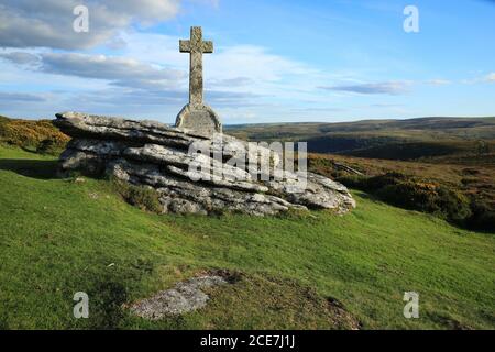 Gedenkkreuz zur Evelyn Antony Cave Penney, Dartmoor, in der Nähe von Yartor, Devon, England, Großbritannien Stockfoto