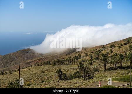 Wolken brechen über den Graten bei Arguamul - Insel La Gomera Stockfoto