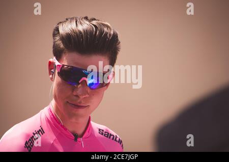 Giro d'Italia Etappe 5 von Pedara nach Messina, Italien. Mai 2017. Bob Jungels. Pinkes Jersey. Stockfoto