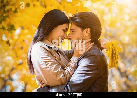 Nahaufnahme Porträt von liebevollen Paar über Herbst Hintergrund Stockfoto
