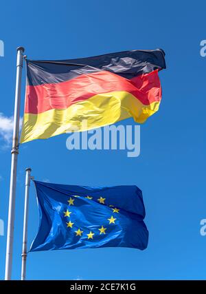 Flagge Deutschlands und der Europäischen Union gegen blauen Himmel in Berlin Stockfoto