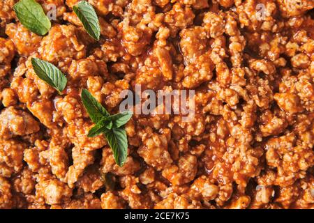 Nahaufnahme von oben Blick auf appetitliche hausgemachte Pasta mit Bolognese Sauce Serviert mit frischen Basilikumblättern Stockfoto