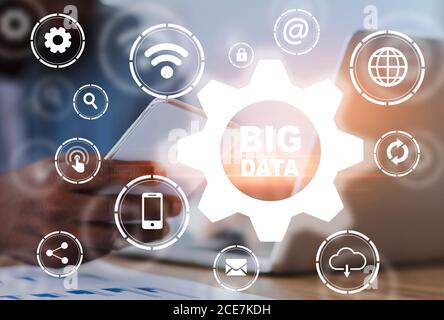 Informationsspeicherung. Big Data-Beschriftung In Gear Sign Und Verschiedene Multimedia-Symbole Stockfoto