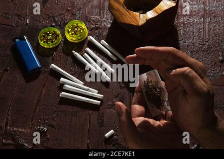 Unkenntlich männlicher Raucher, der Marihuana Joint macht Stockfoto