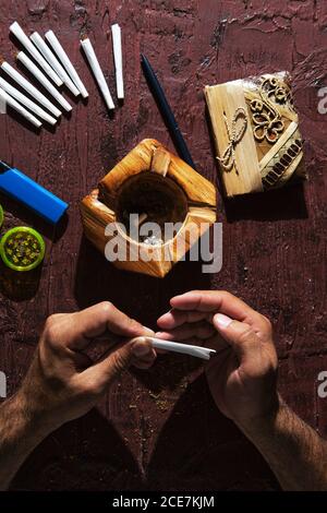 Unkenntlich männlicher Raucher, der Marihuana Joint macht Stockfoto