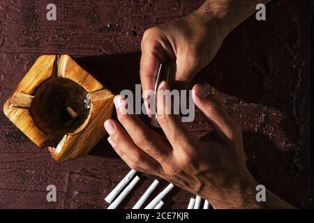 Unkenntlich männlicher Raucher, der Marihuana Joint macht Stockfoto