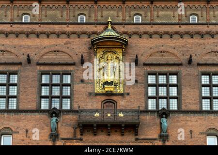 Figur des Bischofs Absalon am Kopenhagener Rathaus auf dem Rathausplatz, Kopenhagen, Dänemark, Europa Stockfoto