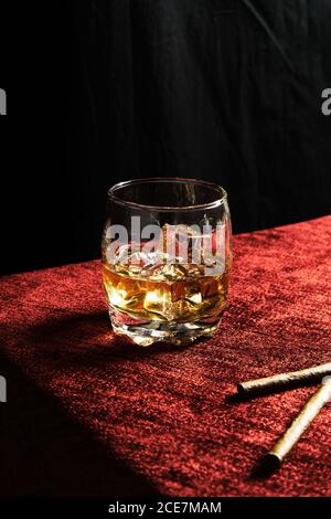 Nahaufnahme eines Glases Whiskey auf einem Tisch Stockfoto