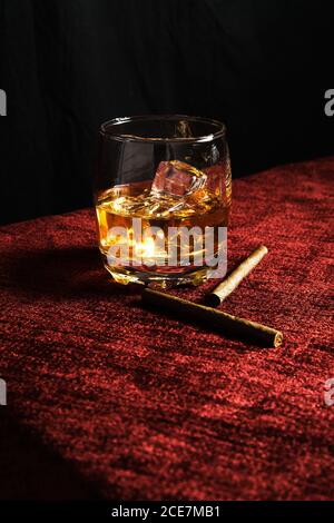 Nahaufnahme eines Glases Whiskey auf einem Tisch Stockfoto