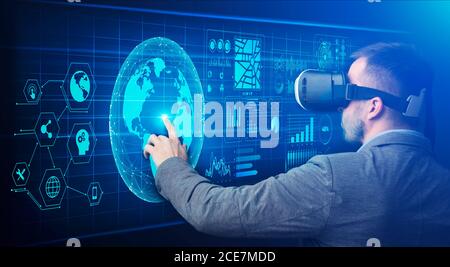 Moderne Technologien In Der Wirtschaft. Mann berührt virtuellen Bildschirm mit globalen Netzwerk-Symbole Stockfoto