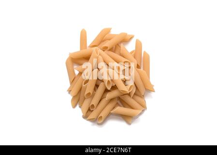 Nahaufnahme von ungekochten Bio Penne Rigate Pasta auf weißem Hintergrund. Slow Carbs Konzept. Draufsicht Stockfoto