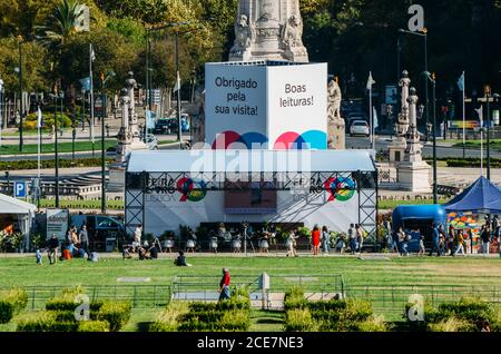 Die Menschen besuchen die Lissabon Buchmesse, die jährlich im Eduardo VII Park, Lissabon, Portugal, stattfindet Stockfoto