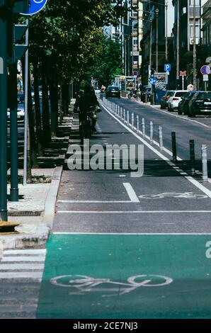 Fahrradweg in einer städtischen Straße in Lissabon, Portugal Stockfoto