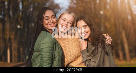 Portrait von drei jungen Freundinnen, die Zeit im Park verbringen Stockfoto