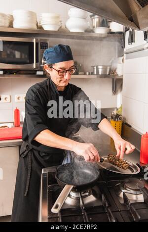 Köchin frittiert Thunfisch-Tataki-Brötchen Stockfoto