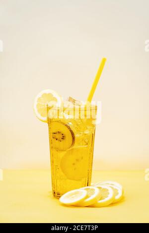 Ein Glas frisches Getränk mit Zitronen und Kiwi Tisch im Studio Stockfoto