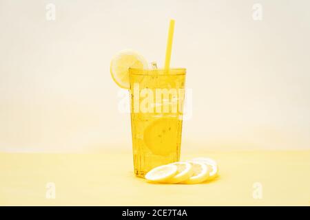 Ein Glas frisches Getränk mit Zitronen und Kiwi Tisch im Studio Stockfoto
